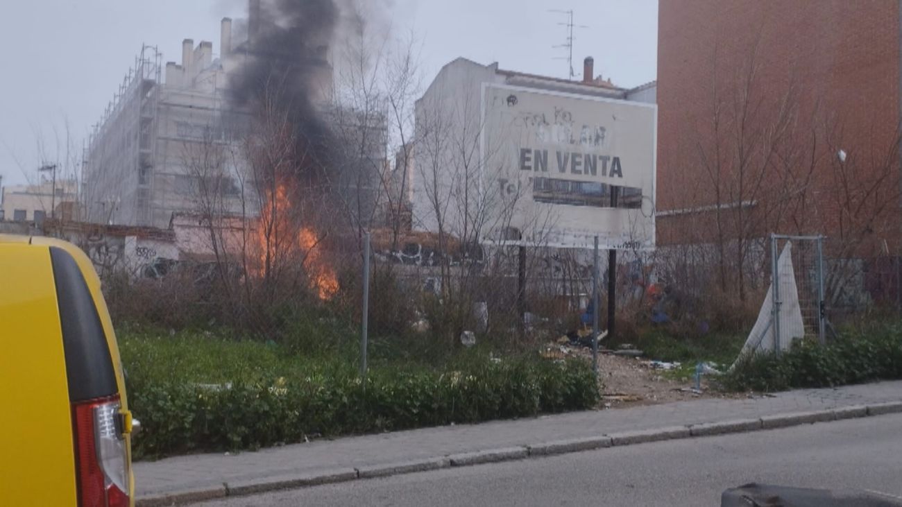 Incendio en un solar de Peña Pietra por la acumulación de enseres del trapicheo