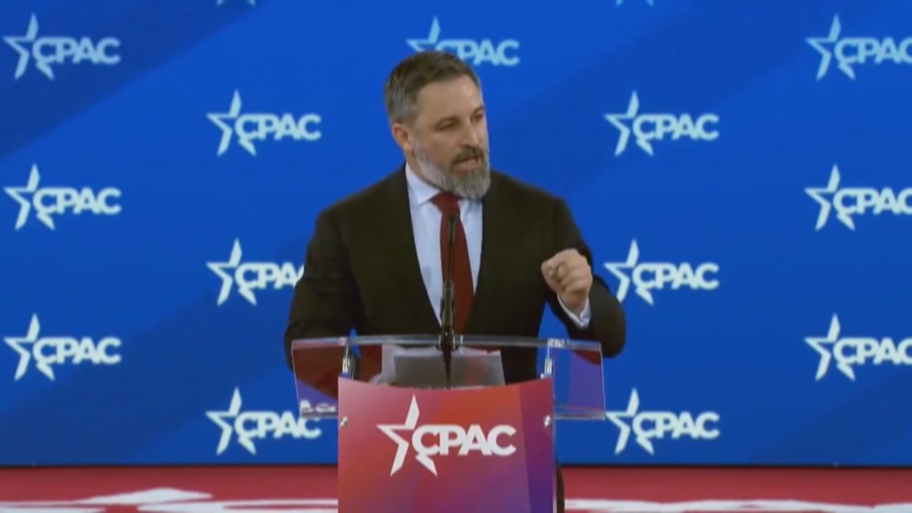 Abascal acusa a Sánchez de "pagar" las bombas a Putin y a la UE de "facilitar" la agresión a Ucrania