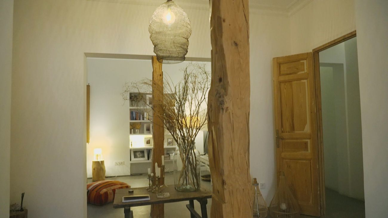 Descubrimos una casa en el centro de Madrid donde la madera es la gran protagonista