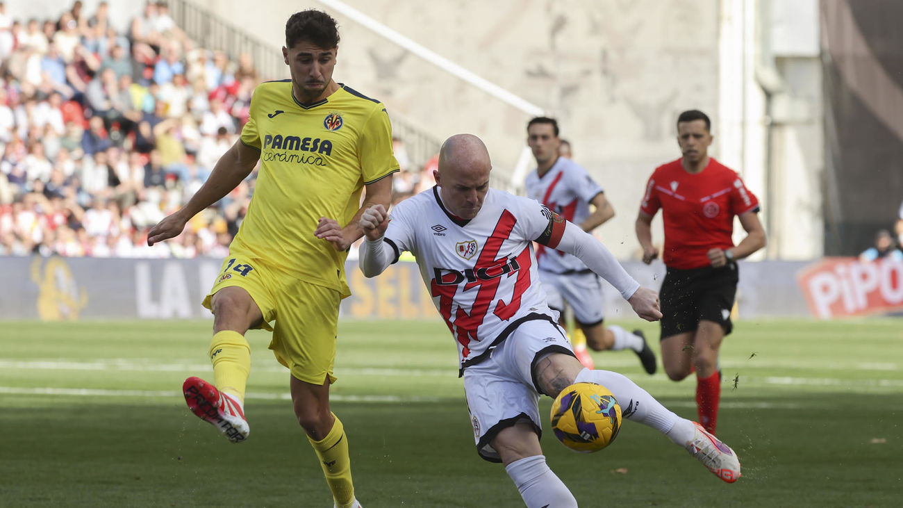 Isi Palazón chuta ante el exrayista Santi Comesaña