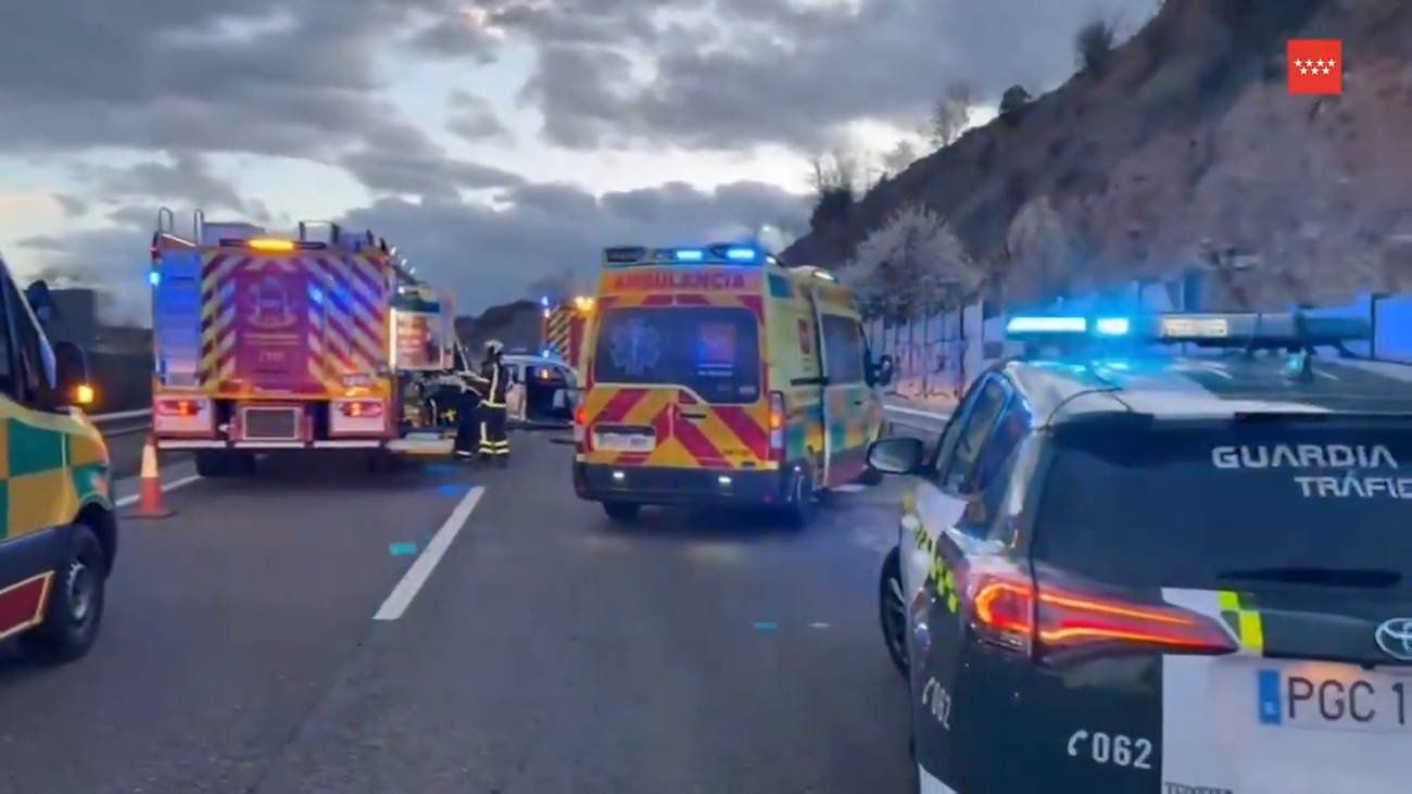 Dos heridos graves tras chocar una furgoneta y un coche en la A-1 en Venturada