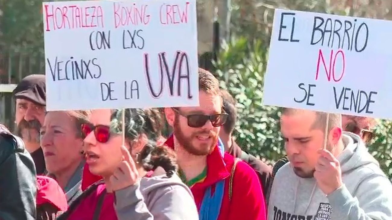 Vecinos de Hortaleza salen a la calle para exigir una "solución digna" para las familias de la Uva que esperan su realojo