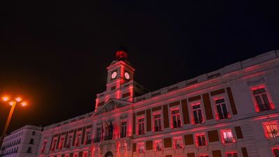 La Real Casa de Correos ilumina esta noche su fachada de naranja en recuerdo de los niños israelíes Ariel y Kfir Bibas