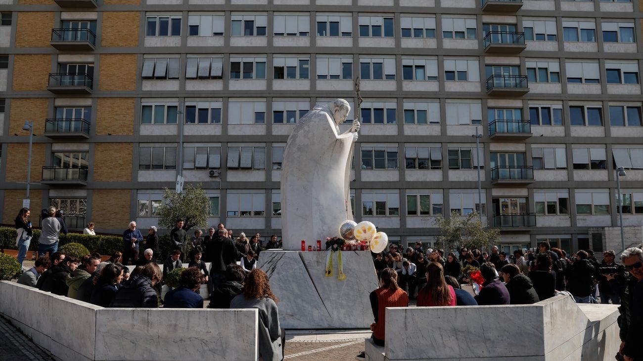 El Papa sigue en estado crítico tras sufrir una insuficiencia renal leve