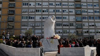 El Papa sigue en estado crítico tras sufrir una insuficiencia renal leve