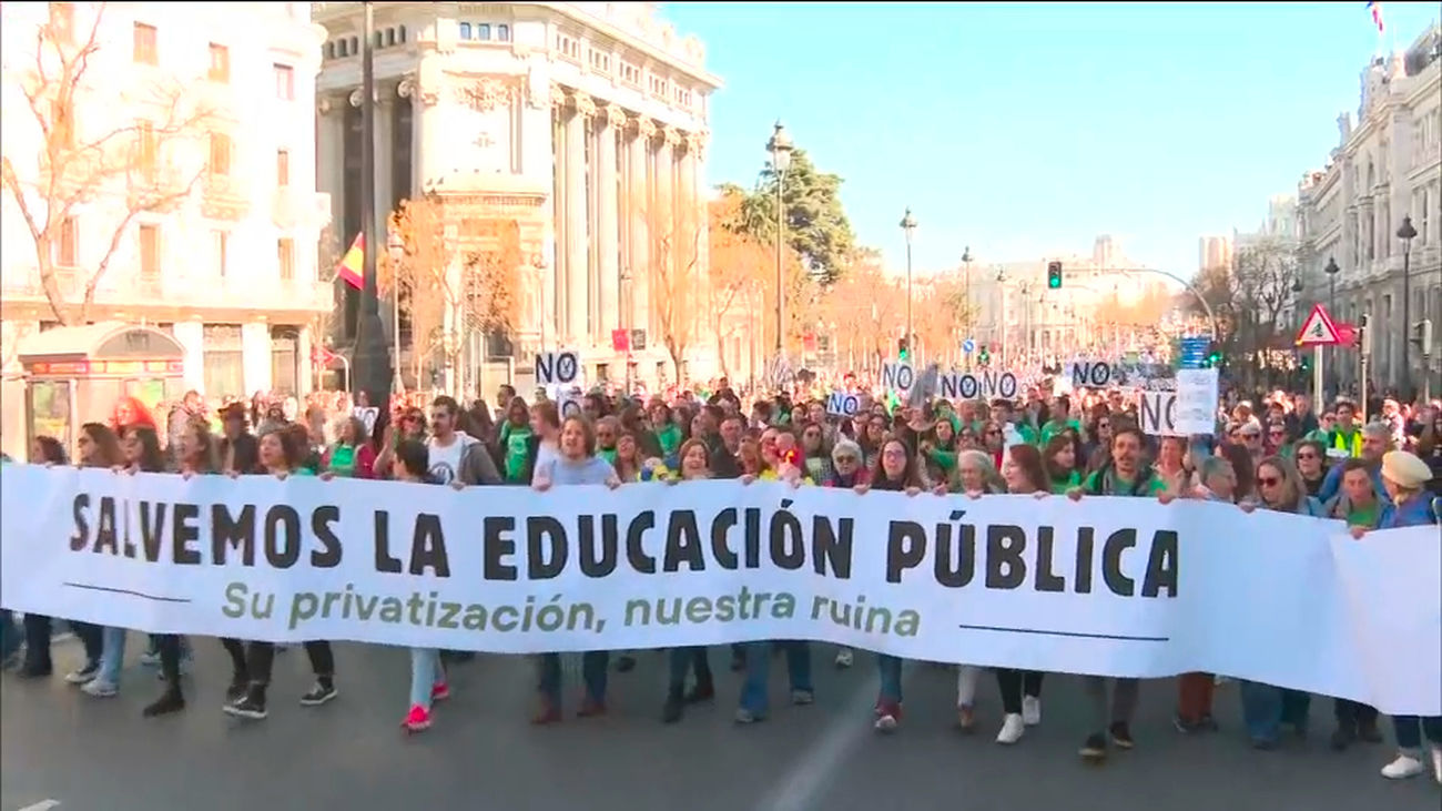 Miles de personas marchan en Madrid en la manifestación por la educación pública