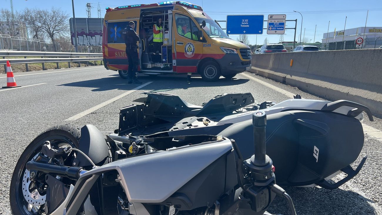 Herido un motorista en un accidente entre dos coches y una moto en la A-42