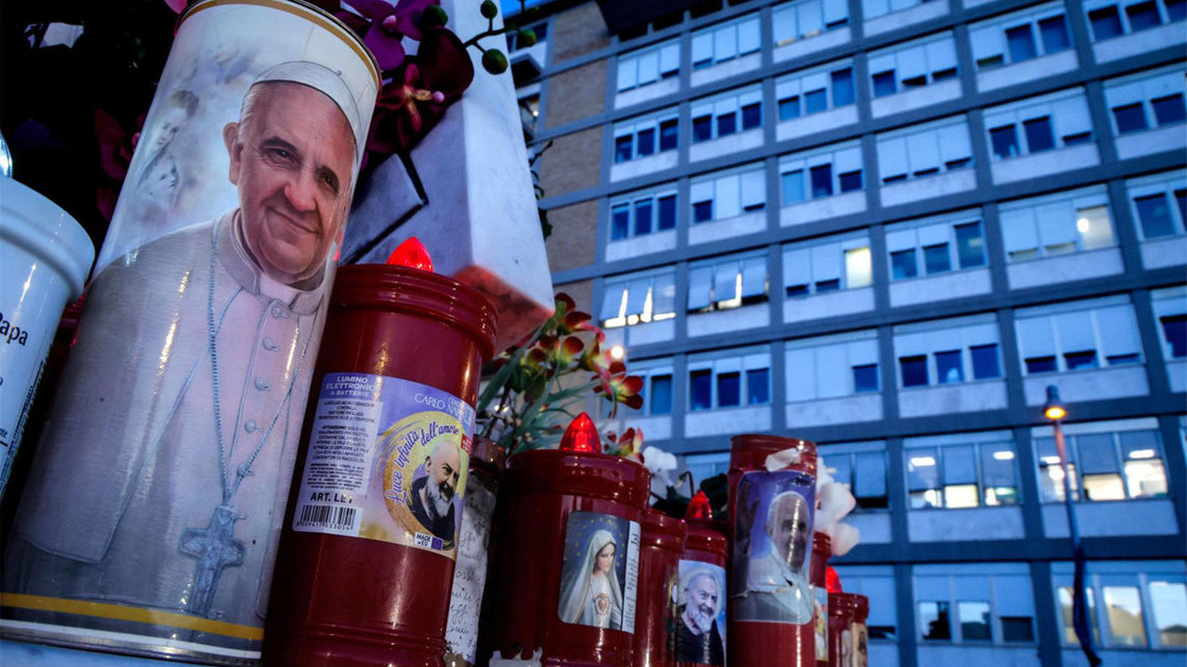 El Papa experimenta una "leve mejoría" aunque mantiene su pronóstico reservado