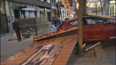 Un vehículo se empotra contra una marquesina en el centro de Madrid, sin causar heridos