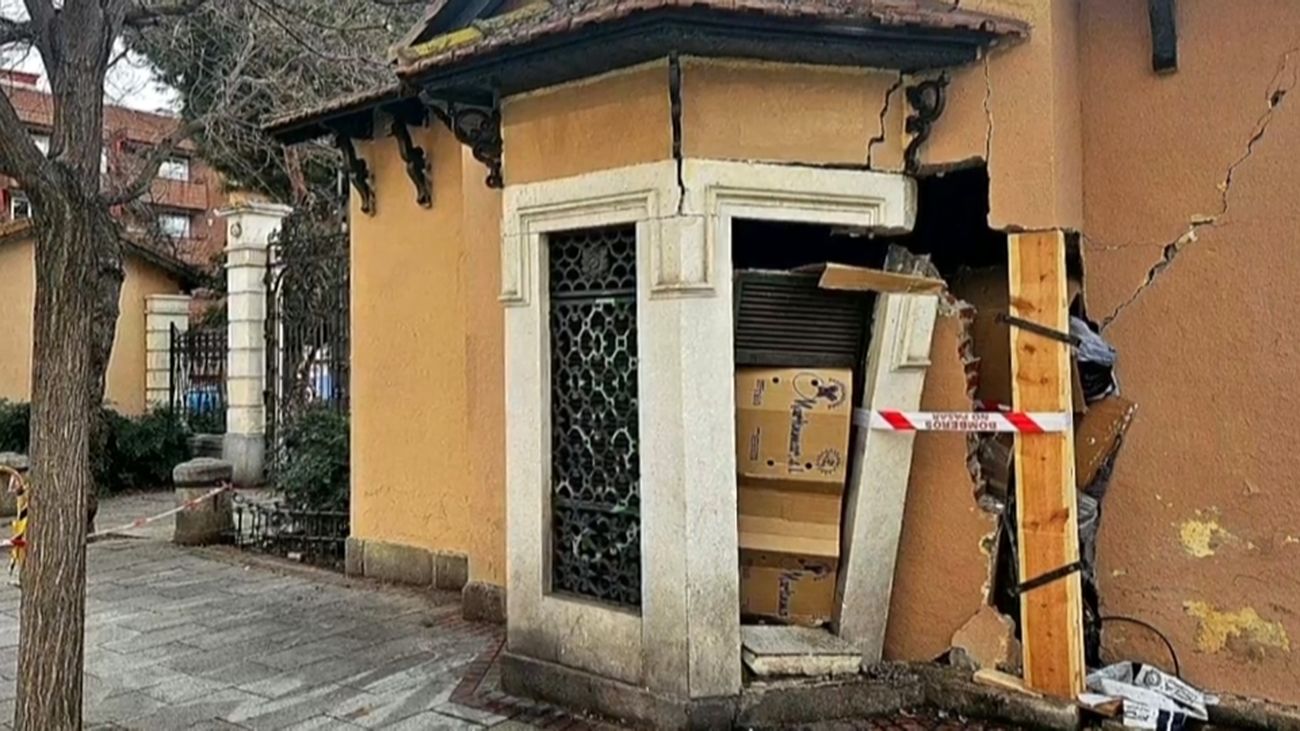 Así quedó el casetón de Puerta Bonita, en Carabanchel, tras empotrarse un coche policial