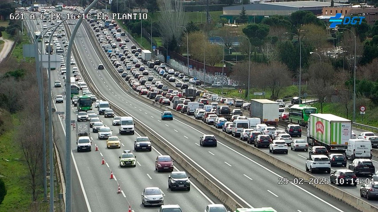 Un accidente en el Bus VAO de la A-6, a la altura de El Plantío, provoca 5 km de retención