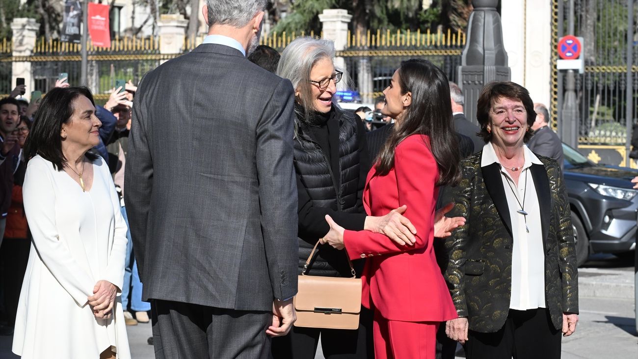 Los Reyes contemplan por primera vez sus retratos junto a la fotógrafa Annie Leibovitz
