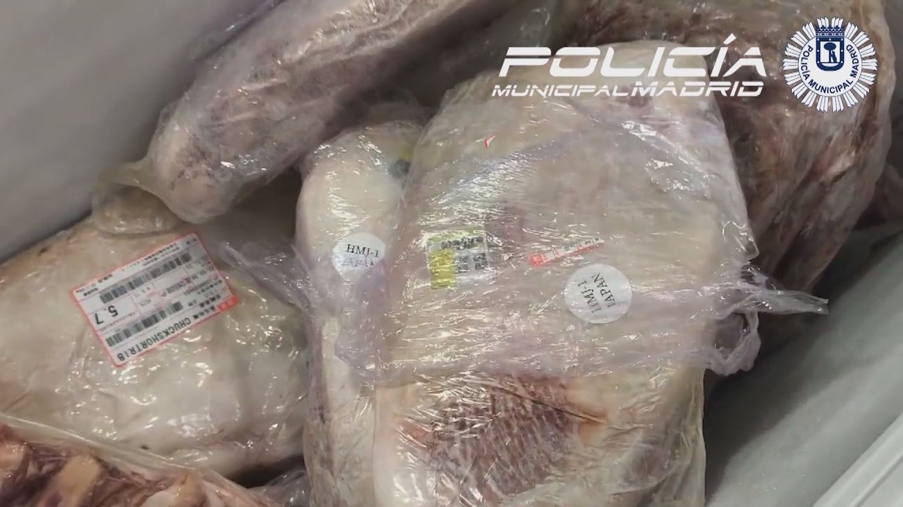 Buscaban cargadores falsos y encontraron toneladas de comida ilegal en una tienda de móviles