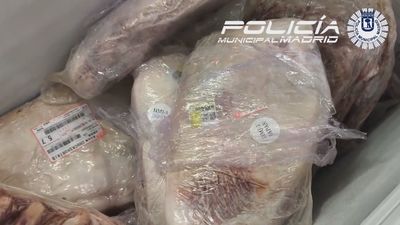 Buscaban cargadores falsos y encontraron toneladas de comida ilegal en una tienda de móviles