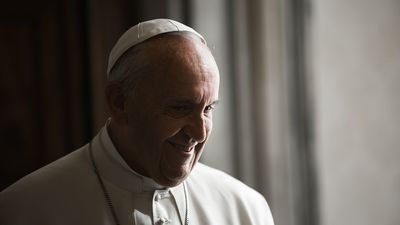 El papa Francisco sigue descansado tras experimentar una leve mejoría