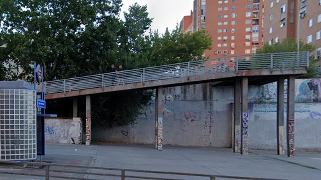 Cadena humana en Palomeras para reclamar el arreglo de una pasarela peatonal