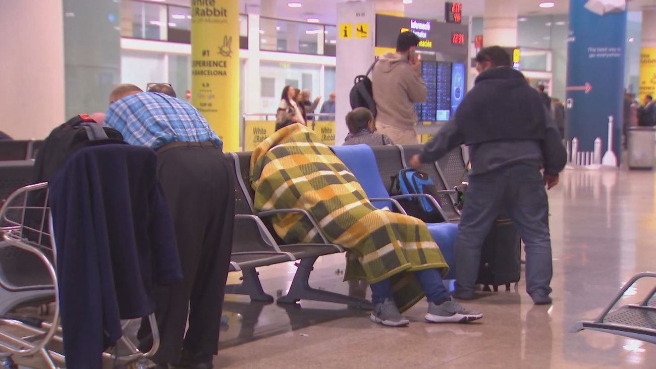 Desalojan a casi 200 personas que duermen de forma habitual en el aeropuerto de Barcelona