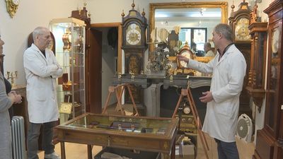 Jesús y Pedro,  30 años cuidando del reloj de la Puerta del Sol: "Nos lo conocemos de memoria"