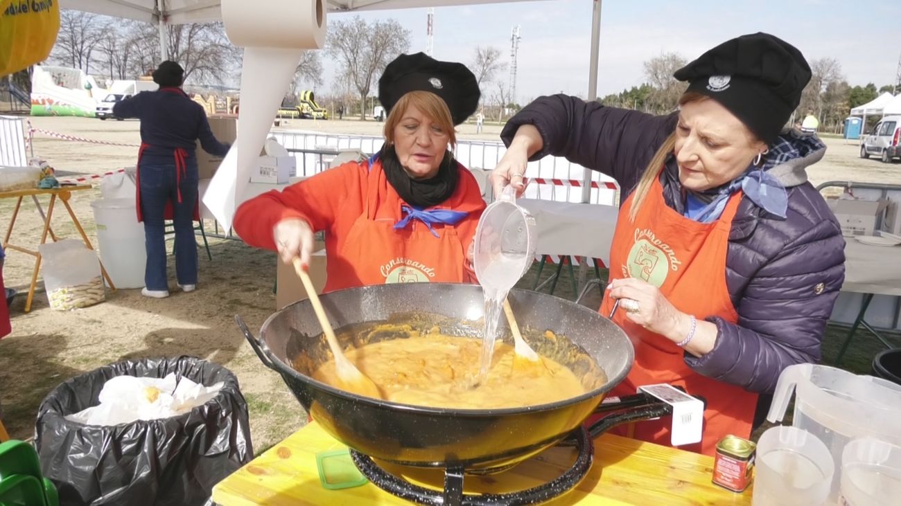 Nos comemos una tortilla gigante por el jueves lardero en Mejorada del Campo