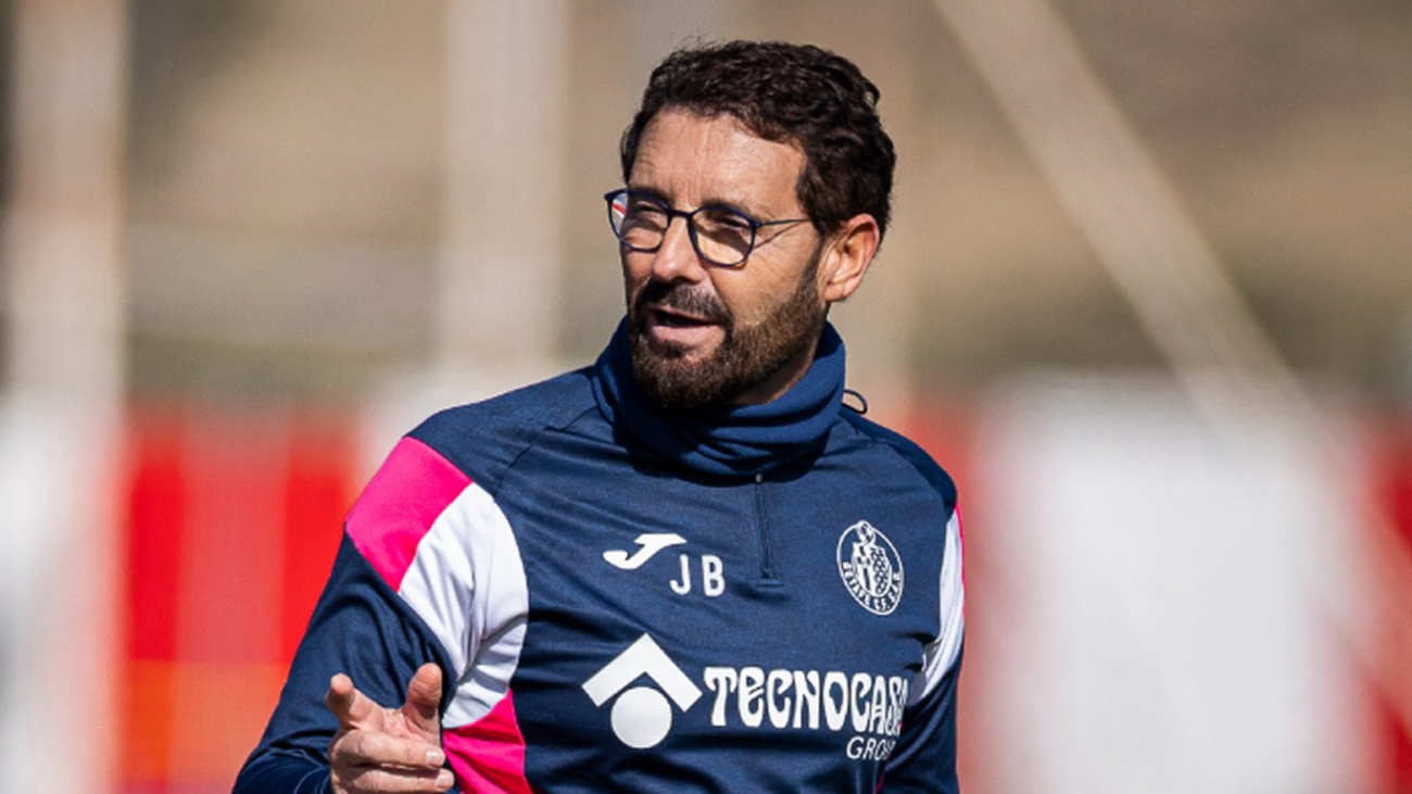 Bordalás y la roja perdonada a Antony: "El reglamento es muy claro: dar o intentar una patada"