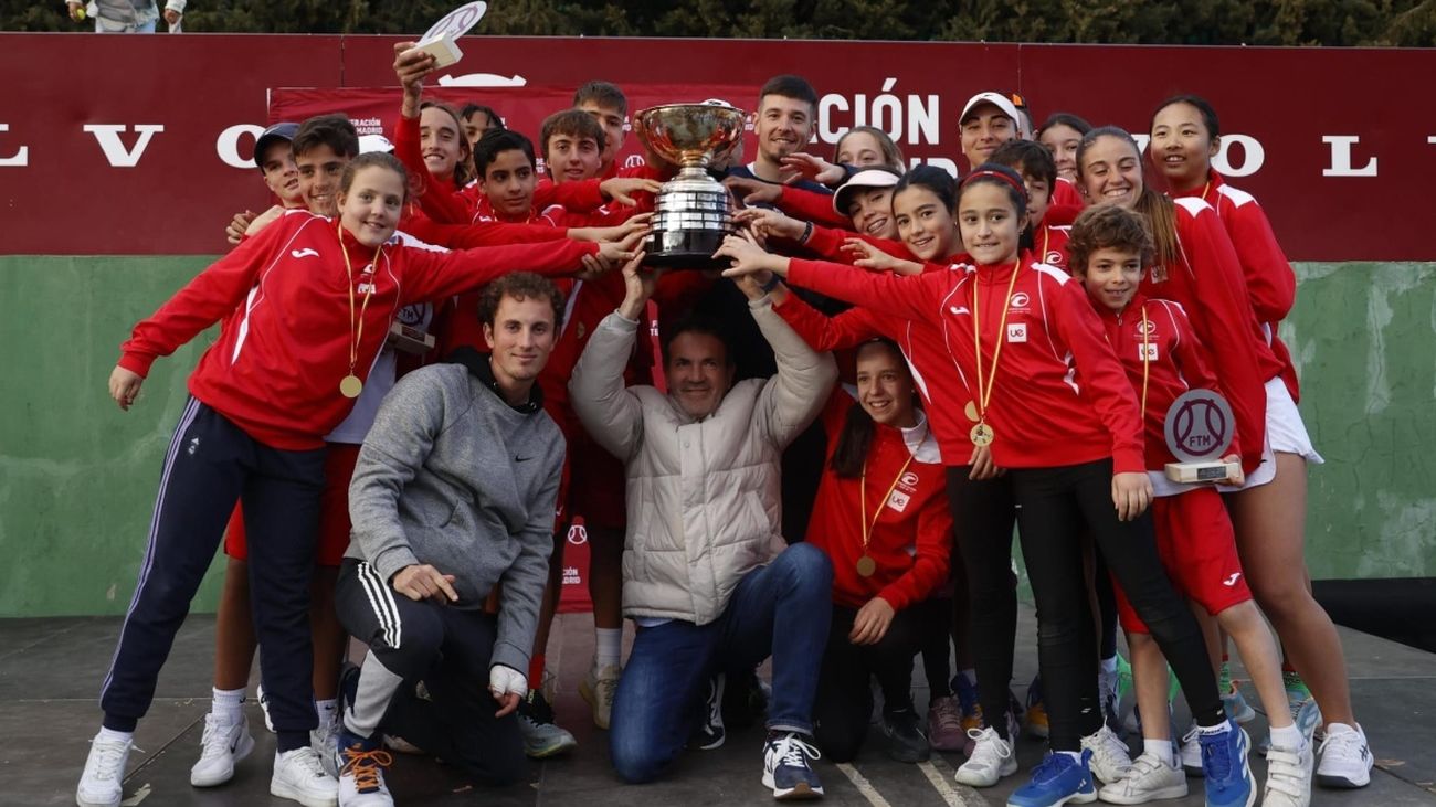 Equipo de tenis de la 𝗨𝗻𝗶𝘃𝗲𝗿𝘀𝗶𝗱𝗮𝗱 𝗘𝘂𝗿𝗼𝗽𝗲𝗮