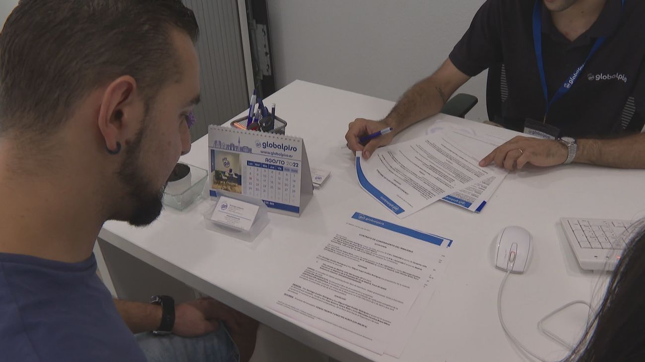 El euríbor cae al 2,4% en febrero y abarata las hipotecas en 100 euros al mes de media