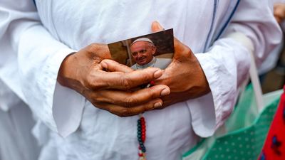 El papa Francisco pasa una noche tranquila tras dejar atrás la fase crítica
