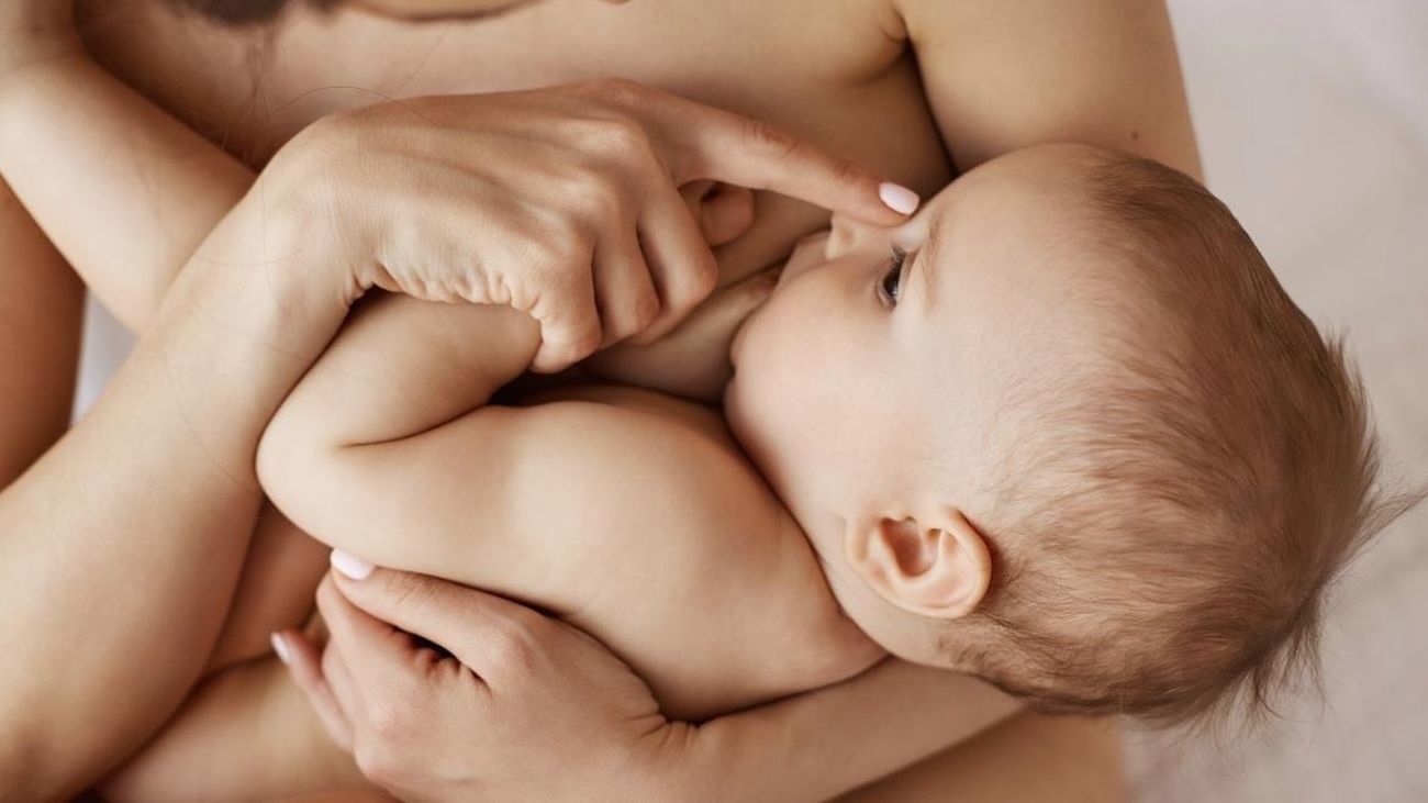 Un bebé en brazos de su madre