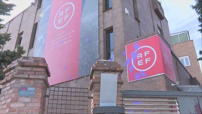 Activistas de Arran tiran pintura a una sede de la RFEF en Madrid por "encubrir violencia machista"