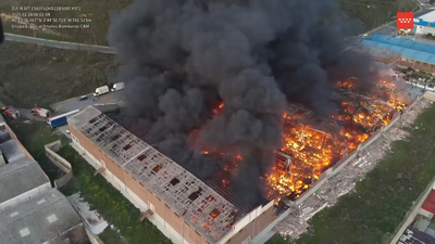 Espectaculares imágenes a vista de dron del gran incendio de Cobo Calleja
