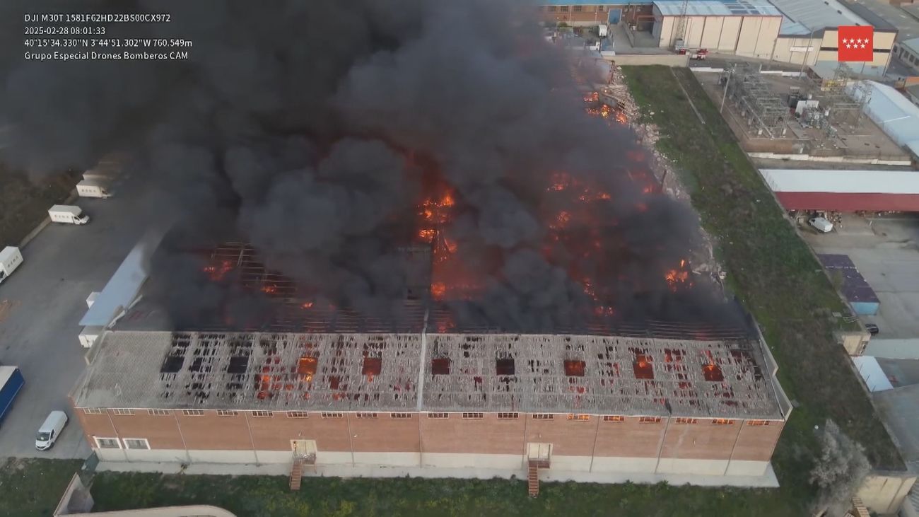 Arde una nave de 12.000 metros cuadrados en el polígono Cobo Calleja sin causar heridos