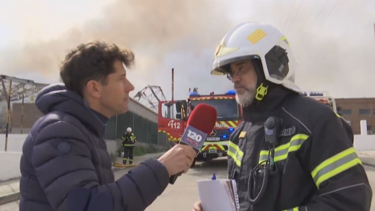 Bomberos de Fuenlabrada, pendientes del viento: "No hay peligro por el humo para la población"