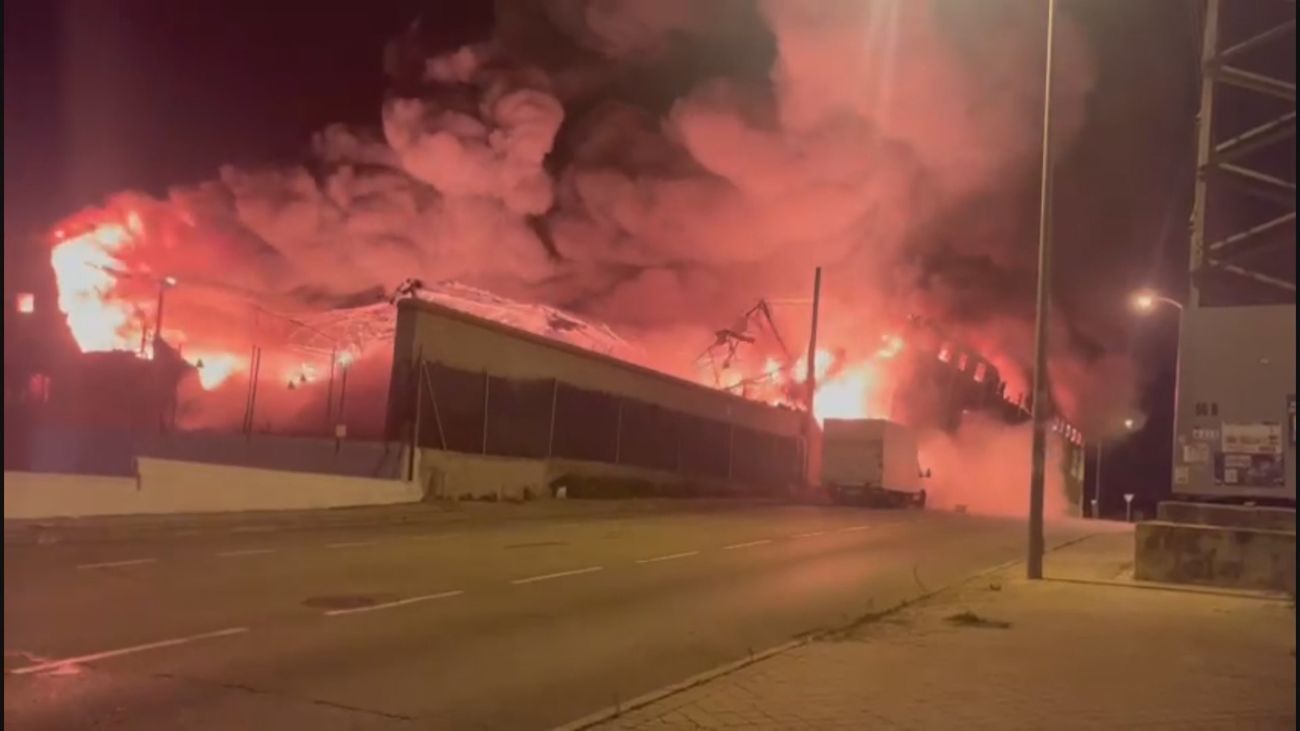 Imágenes del momento del colapso de una nave industrial en Cobo Calleja