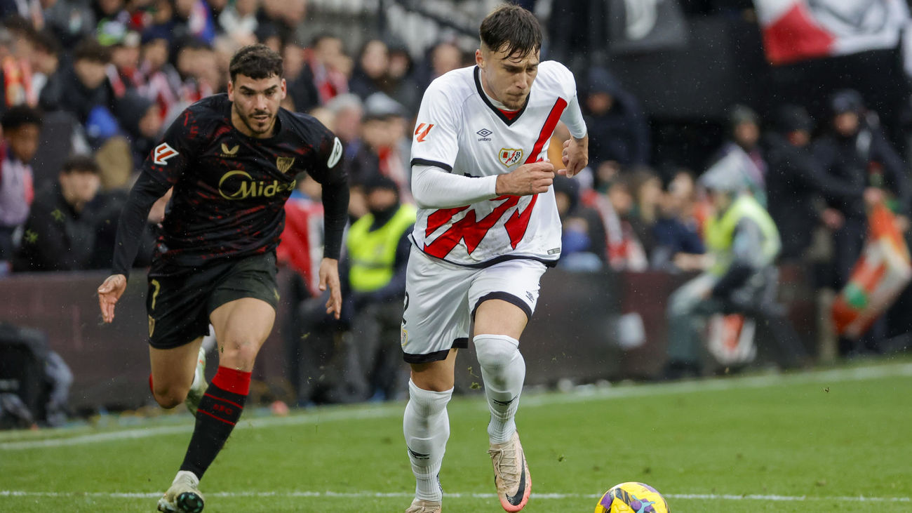 El rayista Ratiu se marcha del sevillista Isaac Romero