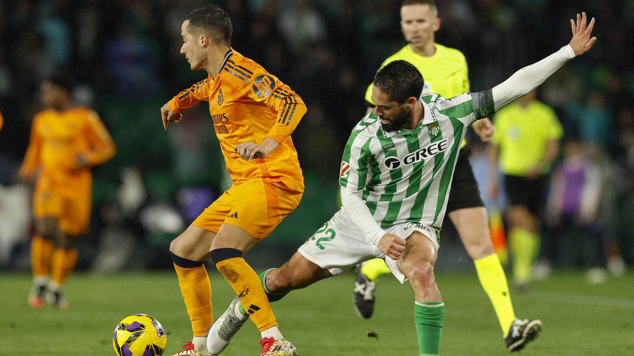 Isco pelea un balón con Lucas Vázquez