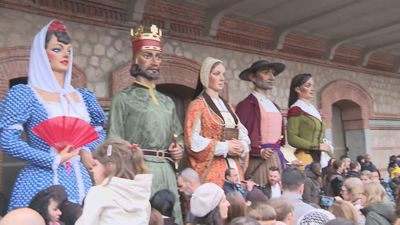 Madrid Río desafía a la lluvia para celebrar el desfile de carnaval con 15 comparsas