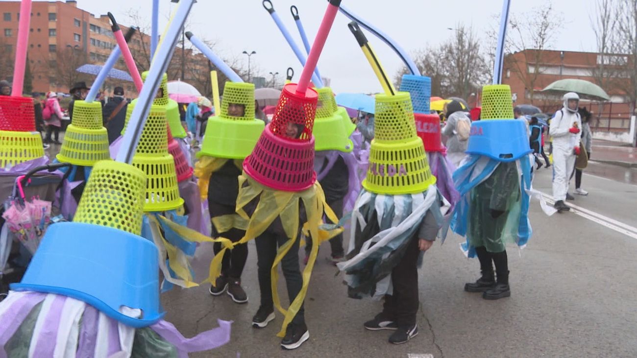 Más de 4.600 personas desfilan en el Carnaval de Móstoles