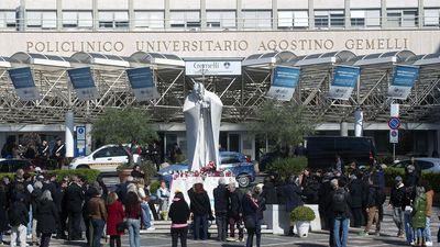 El Papa permanece "estable" y no ha requerido "ventilación mecánica" este domingo