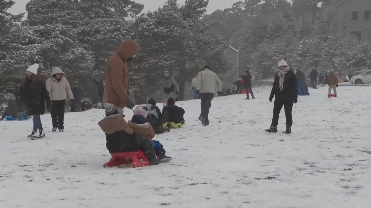 La sierra madrileña se llena de visitantes para disfrutar de la nieve