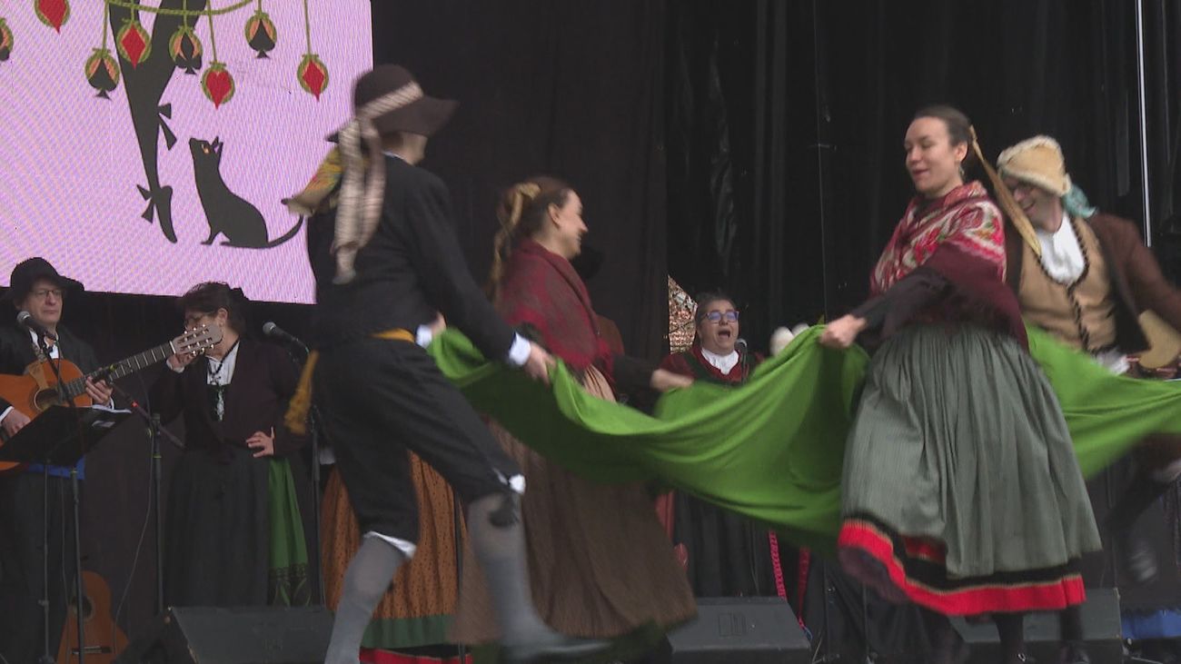 Las comparsas, chirigotas y el manteo del pelele brillan en el Carnaval de Madrid