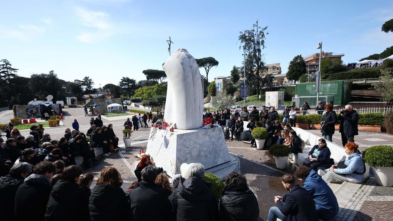El papa Francisco recibe al secretario de Estado del Vaticano y a su sustituto en su día 17 en el hospital