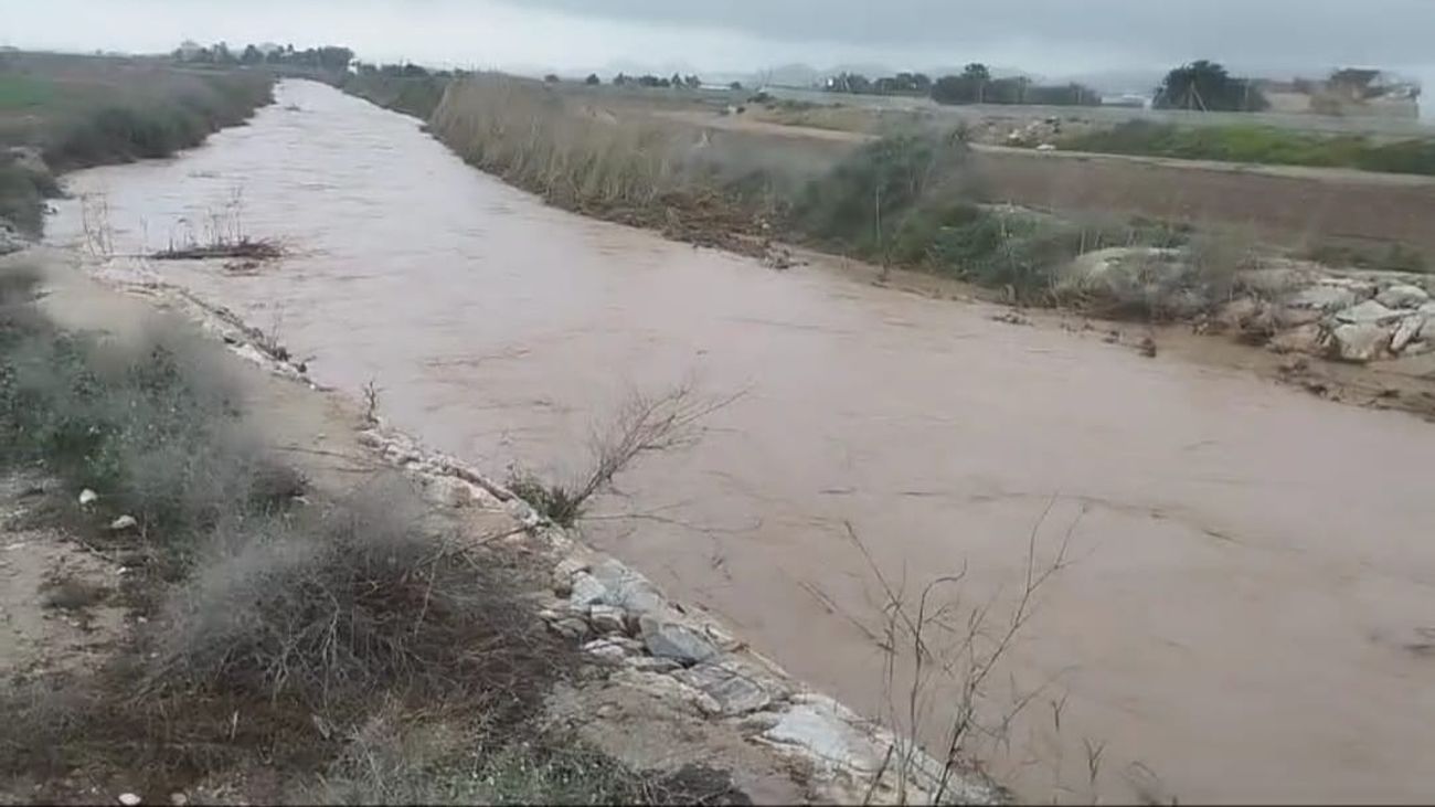Imagen de la crecida de la rambla de El Albujón en la tarde del domingo 2 de marzo