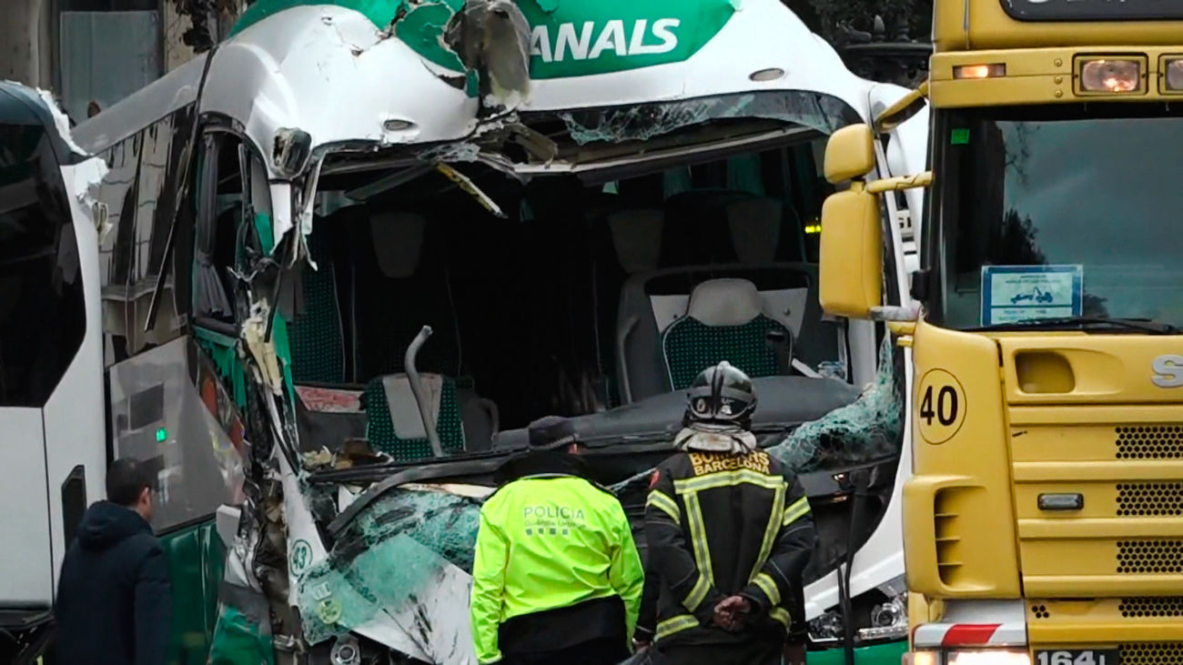 Medio centenar de heridos,  cuatro de ellos críticos, al chocar dos autocares en la Diagonal de Barcelona