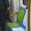 Metro amplía a todas las líneas los asientos verdes reservados para personas con movilidad reducida