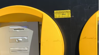 Multan con 1.900 euros a un vecino de Fuenlabrada por pegar carteles en mobiliario urbano