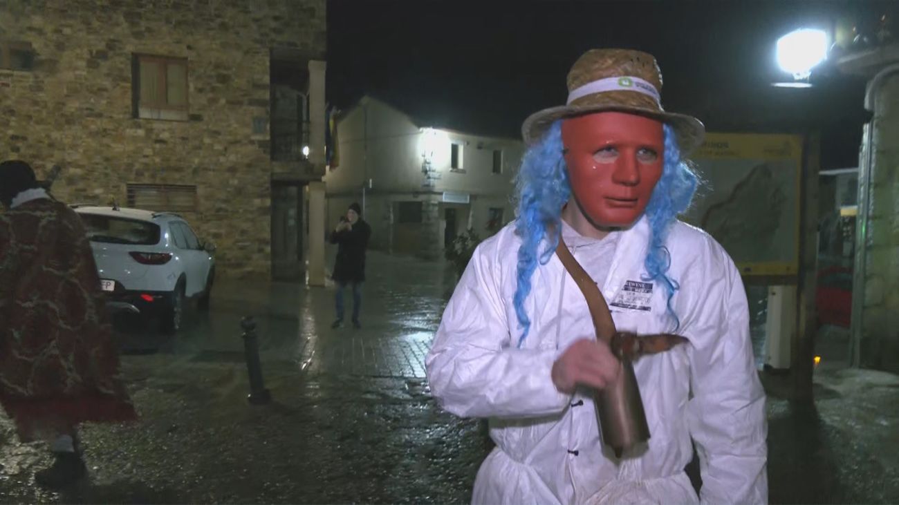 Aterrizamos en Braojos de la Sierra para participar en su peculiar carnaval con Máscaros y Vaquillas