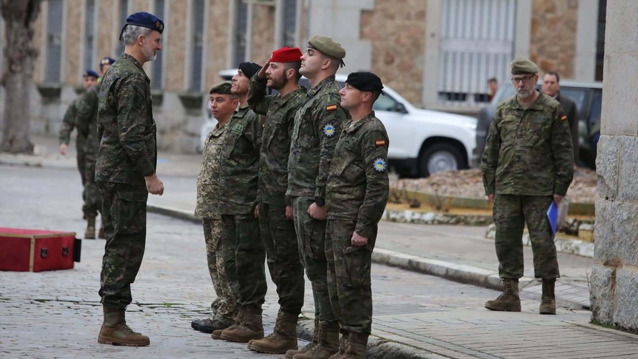 El Rey transmite su solidaridad y apoyo a los soldados ucranianos que se forman en la Academia de Infantería de Toledo
