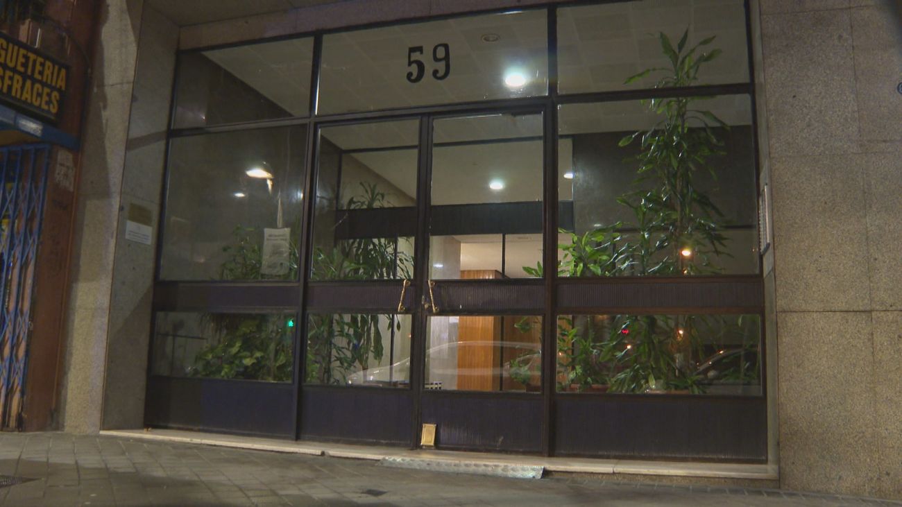 Una mujer da a luz a un niño en un portal de la calle Clara del Rey