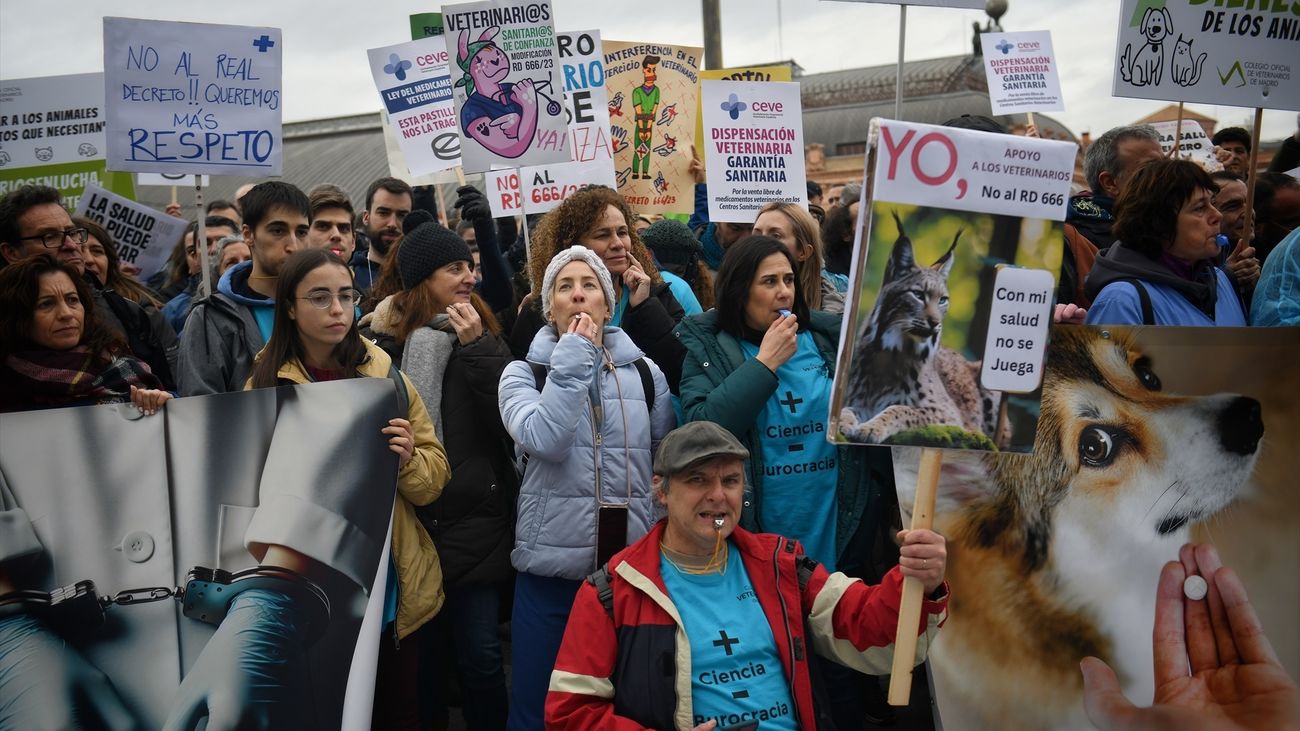 Protesta de veterinarios en Madrid contra la nueva normativa que limita la prescripción de antibióticos
