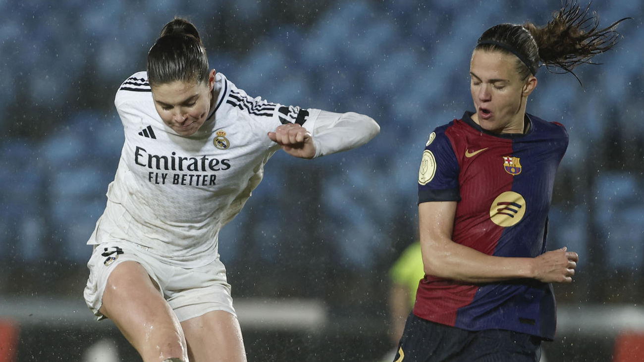 Real Madrid femenino ante el Barcelona